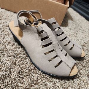 Comfortview Strappy Sandals Size 8.5 NWT